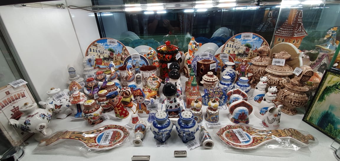 Примеры тульских сувениров: керамические фигурки, тарелки с Тулой